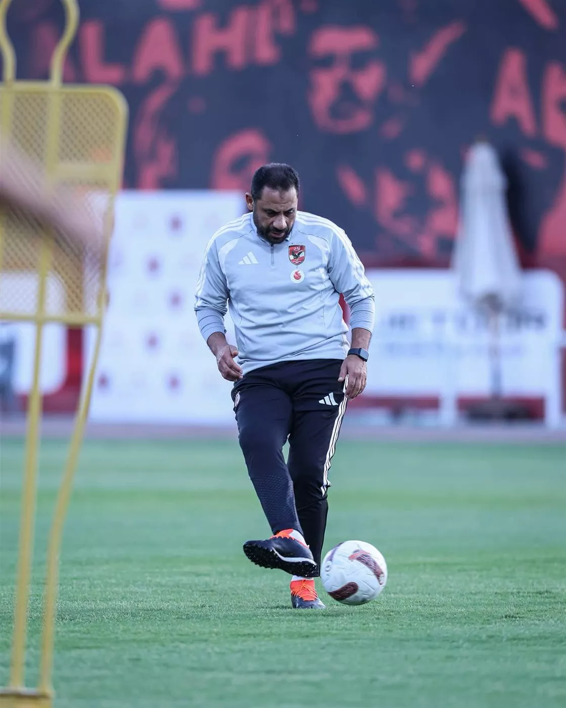 strongالأهلي يبدأ الاستعداد لمباراة مودرن في الدوري.. والدبيس ينتظم في التدريبات الجماعية/strong