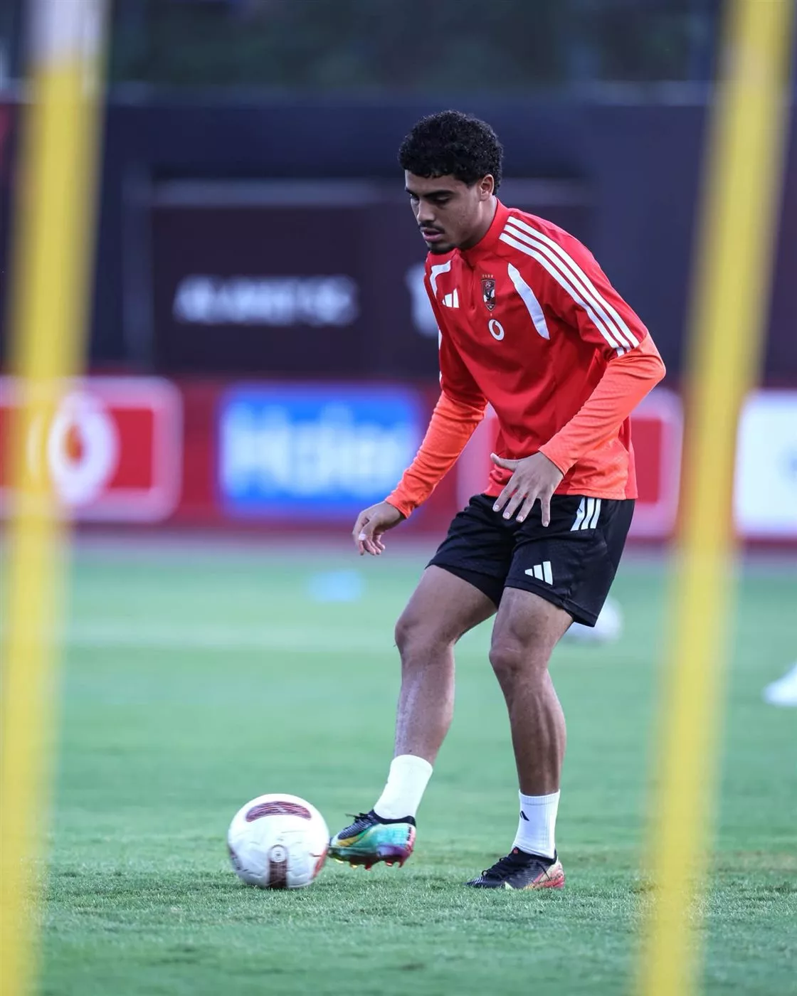 strongالأهلي يبدأ الاستعداد لمباراة مودرن في الدوري.. والدبيس ينتظم في التدريبات الجماعية/strong
