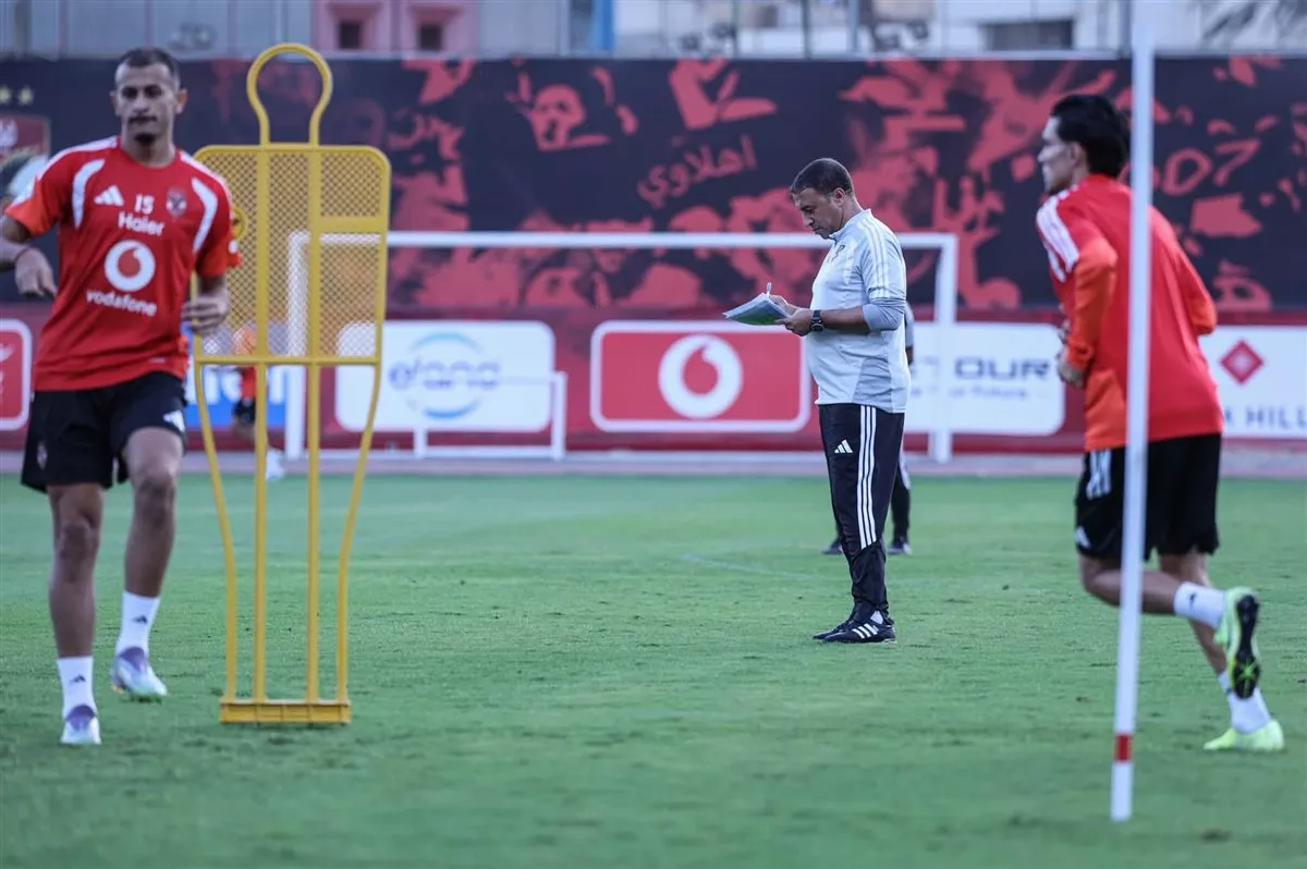 strongالأهلي يبدأ الاستعداد لمباراة مودرن في الدوري.. والدبيس ينتظم في التدريبات الجماعية/strong