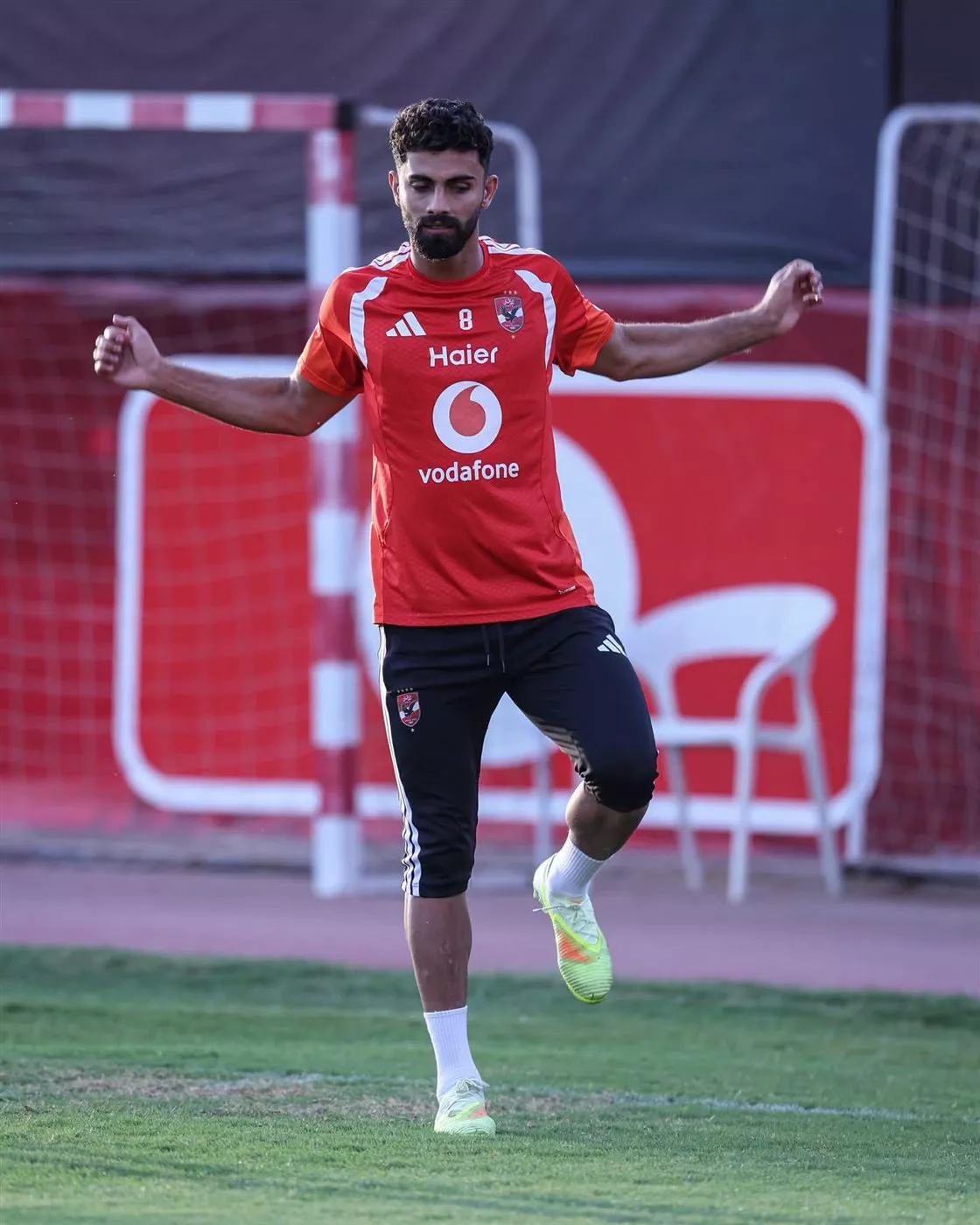 strongالأهلي يبدأ الاستعداد لمباراة مودرن في الدوري.. والدبيس ينتظم في التدريبات الجماعية/strong