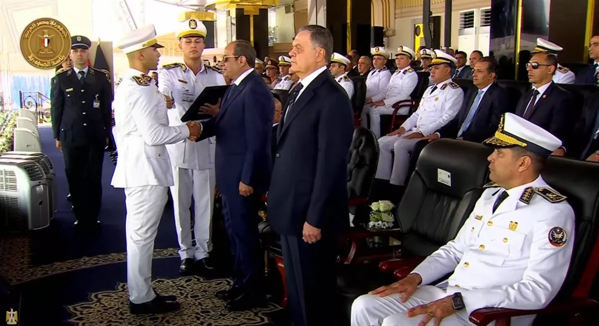 الرئيس السيسي يمنح نوط الامتياز
