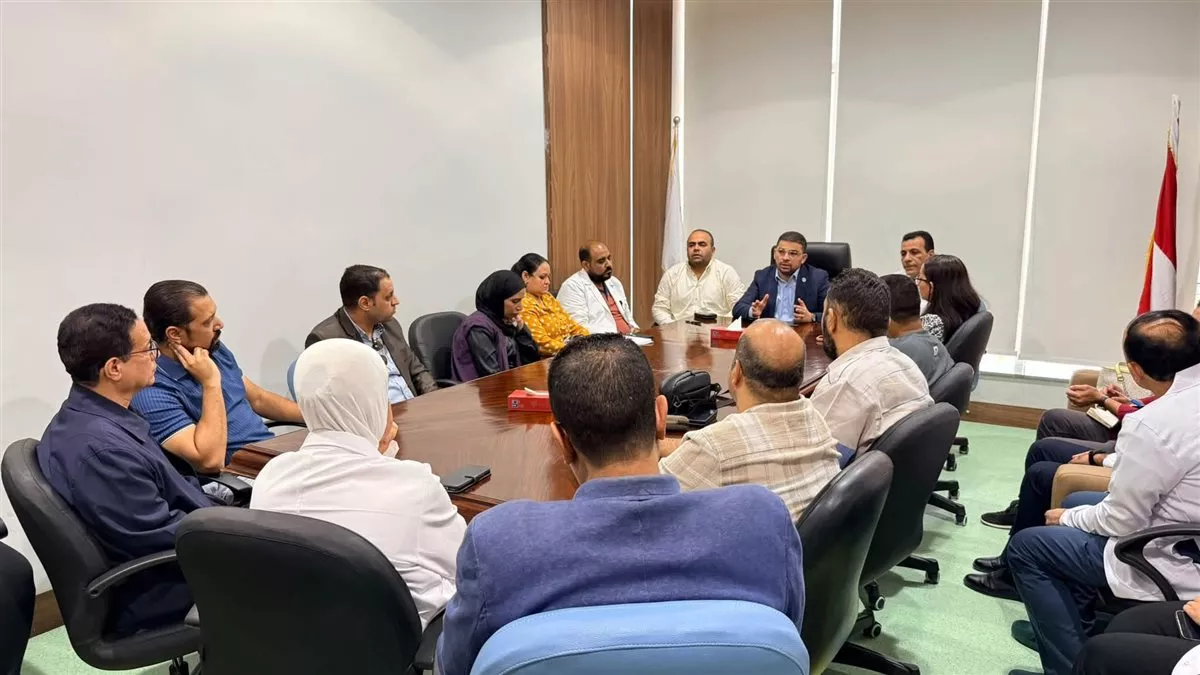 الرعاية الصحية بالأقصر تبحث احتياجات المستشفيات وتطوير بيئة العمل