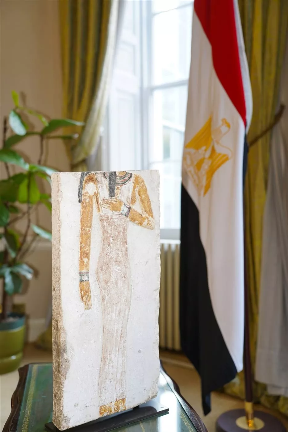 السفارة المصرية في لندن تسترد قطعة أثرية