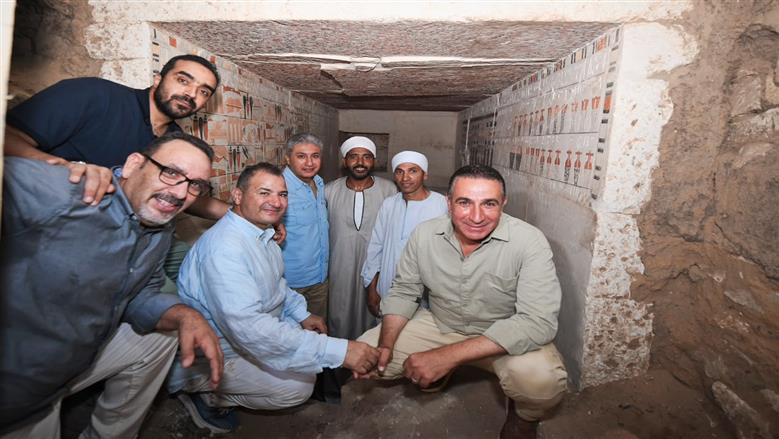 السياحة : الكشف عن مقبرة منقوشة وتمثالين خشبيين بسقارة