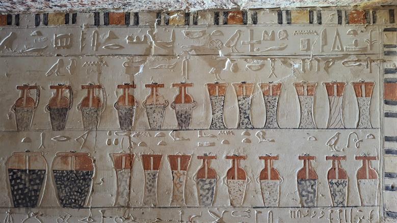 السياحة : الكشف عن مقبرة منقوشة وتمثالين خشبيين بسقارة