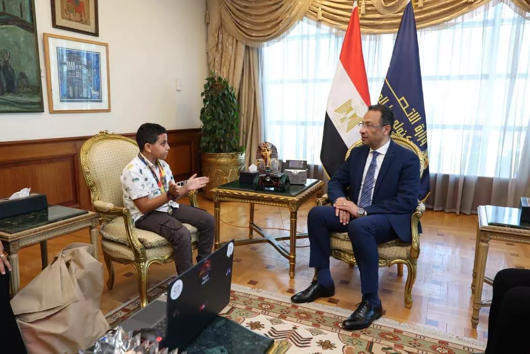 الطفل مارتيروس خلال تكريمه من وزير الاتصالات