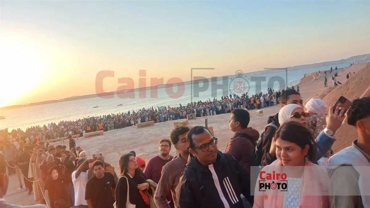 السائحون يصطفون لمشاهدة تعامد الشمس على وجه رمسيس الثاني