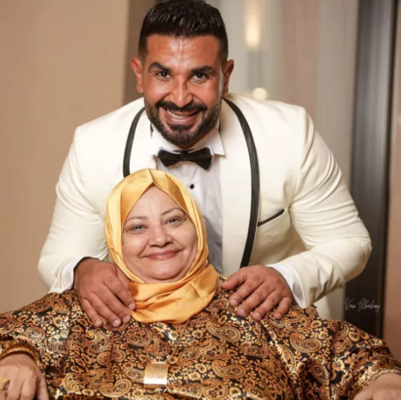 أحمد سعد ووالدته 