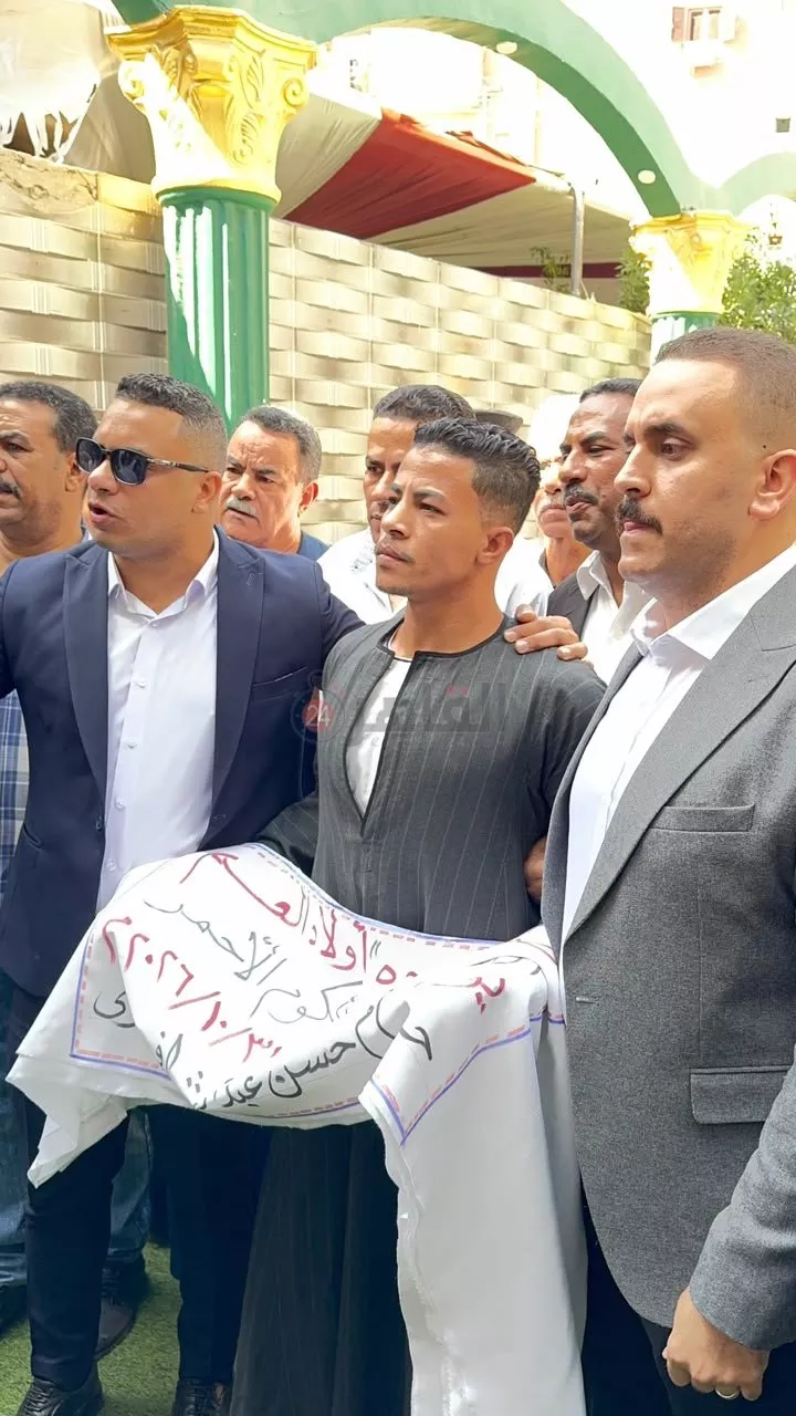 لحظة تقديم الكفن