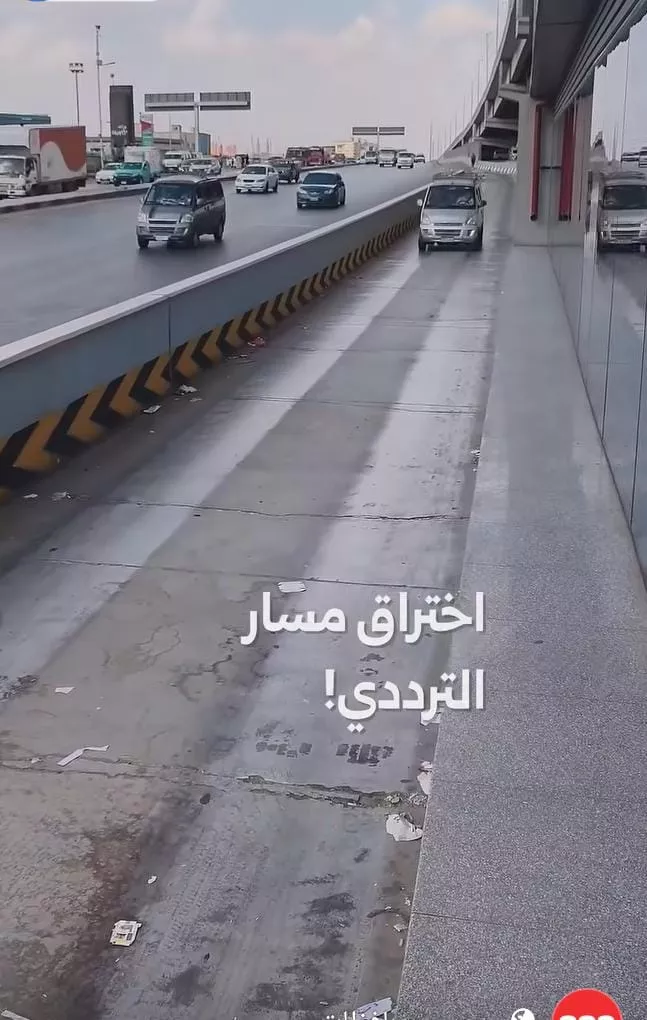سيارة ملاكي تخترق مسار الأتوبيس الترددي