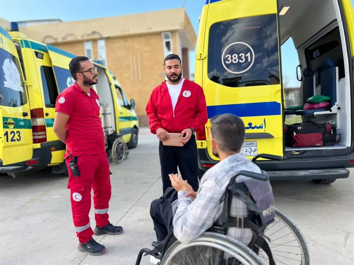 الهلال الأحمر المصري يستقبل الدفعة الـ94 من الجرحى والمصابين الفلسطينيين