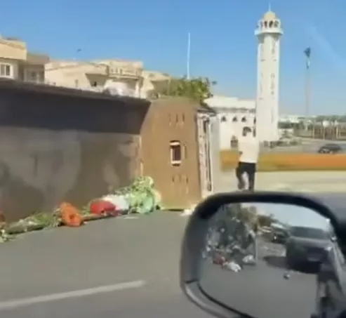 strongانقلاب سيارة محملة بالخضار في شارع التسعين الجنوبي/strong
