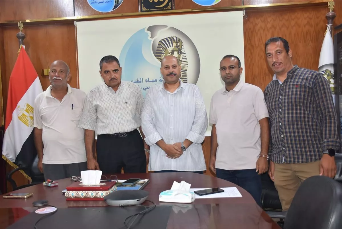 العاملون في شركة مياه الأقصر يكرمون اللواء أحمد سعيد عرفة