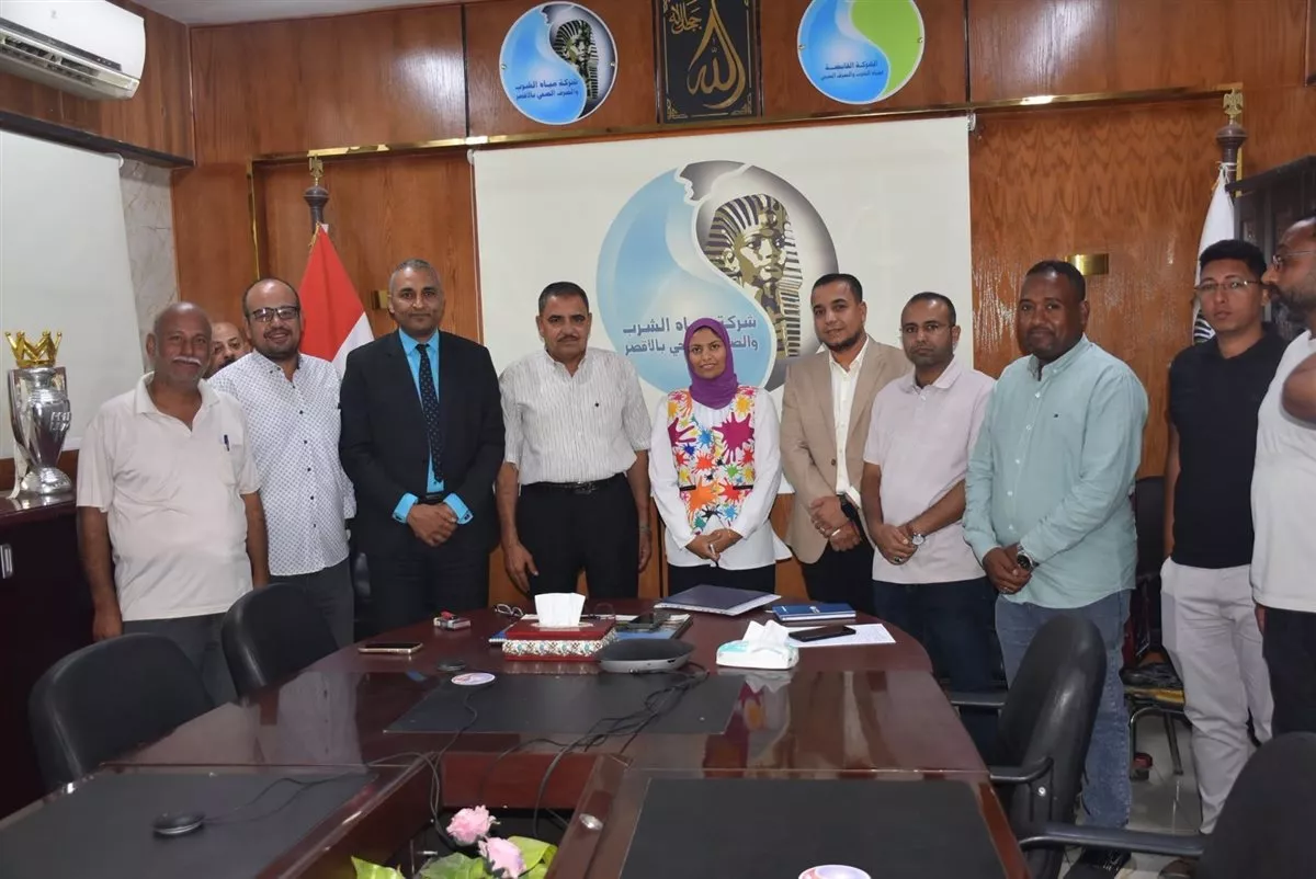العاملون في شركة مياه الأقصر يكرمون اللواء أحمد سعيد عرفة