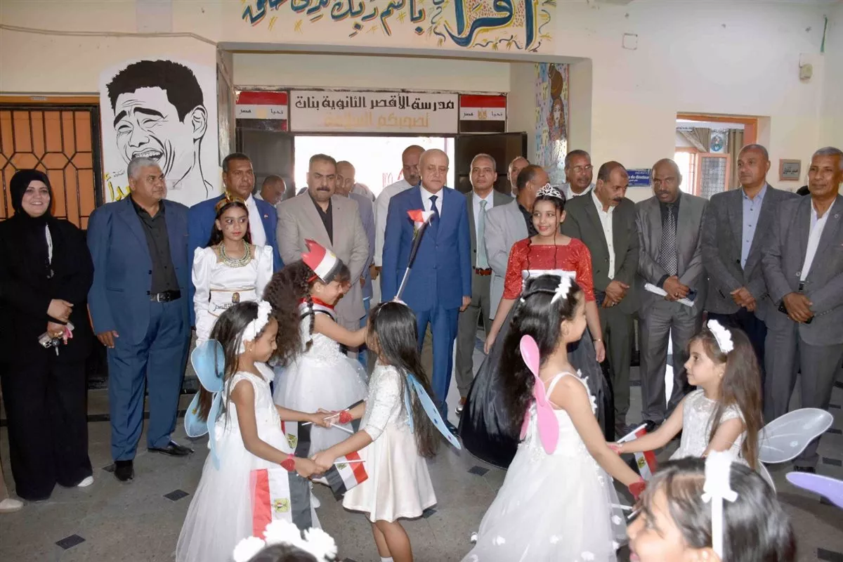 جولة محافظ الأقصر بالمعرض