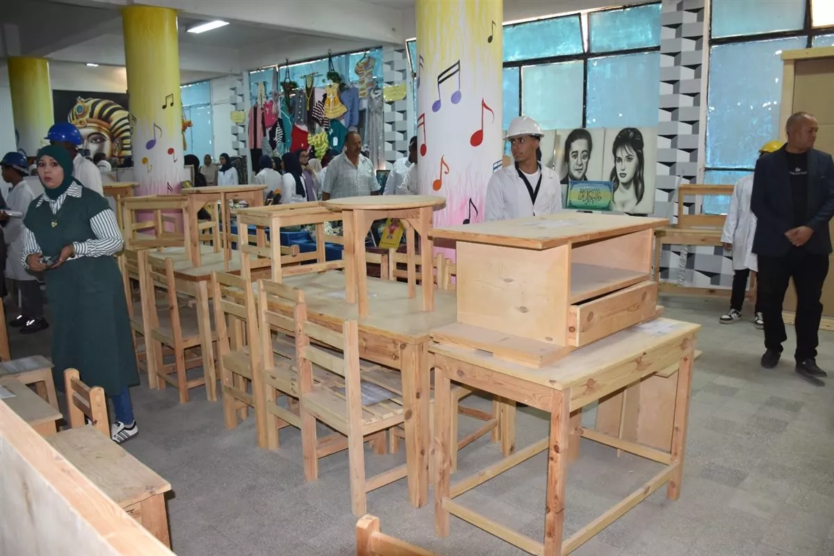 جولة محافظ الأقصر بالمعرض