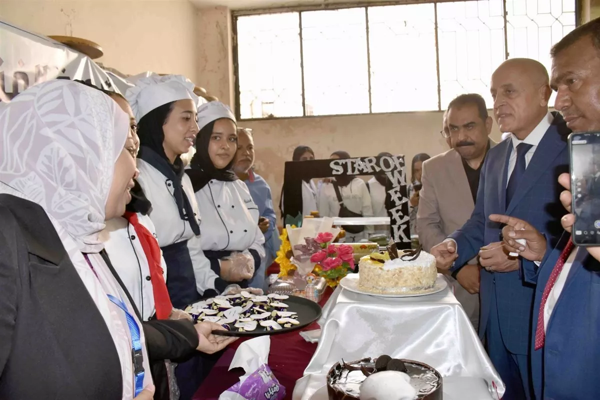 جولة محافظ الأقصر بالمعرض