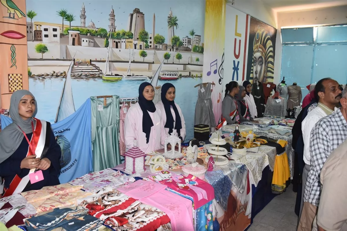 جولة محافظ الأقصر بالمعرض
