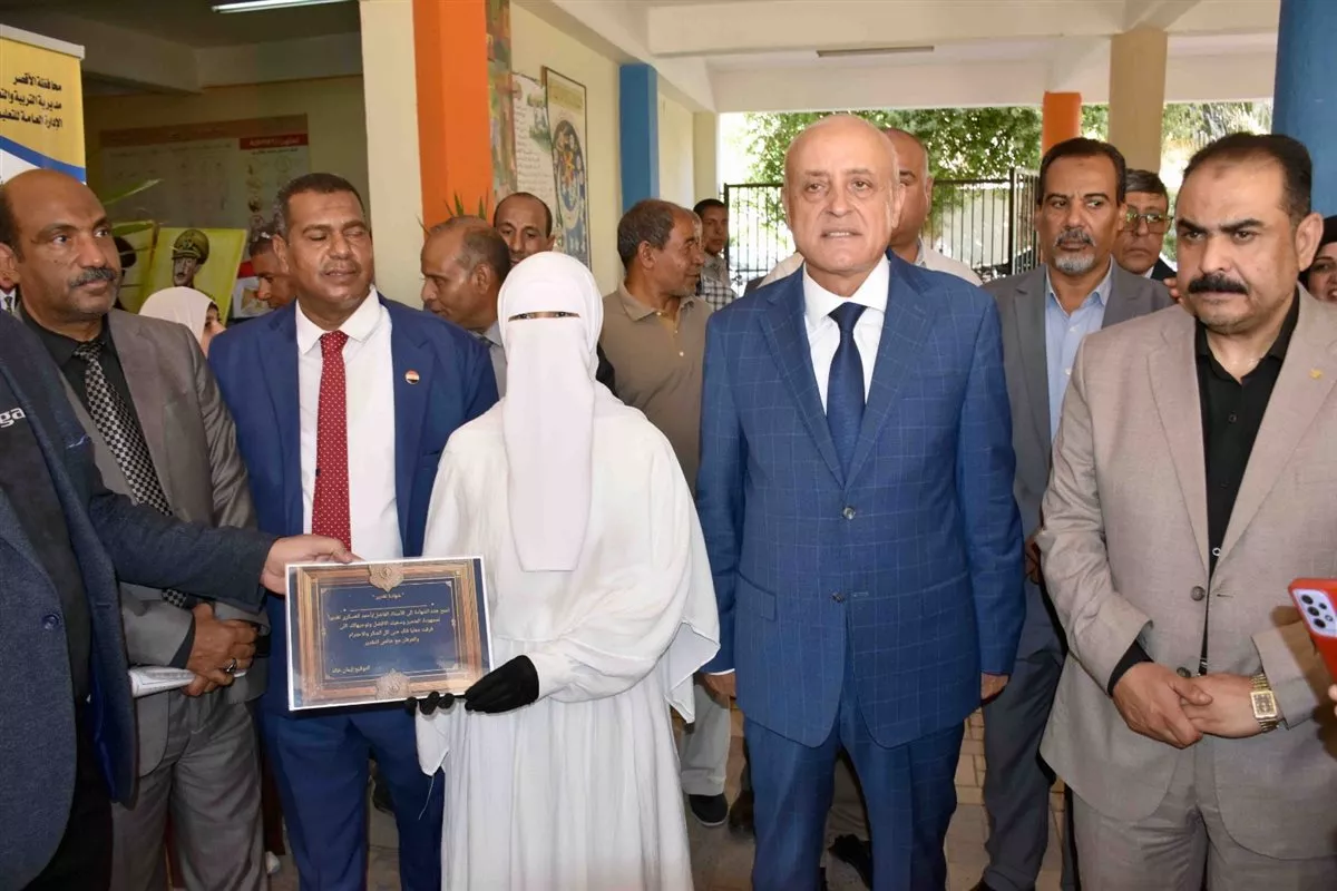 جولة محافظ الأقصر بالمعرض
