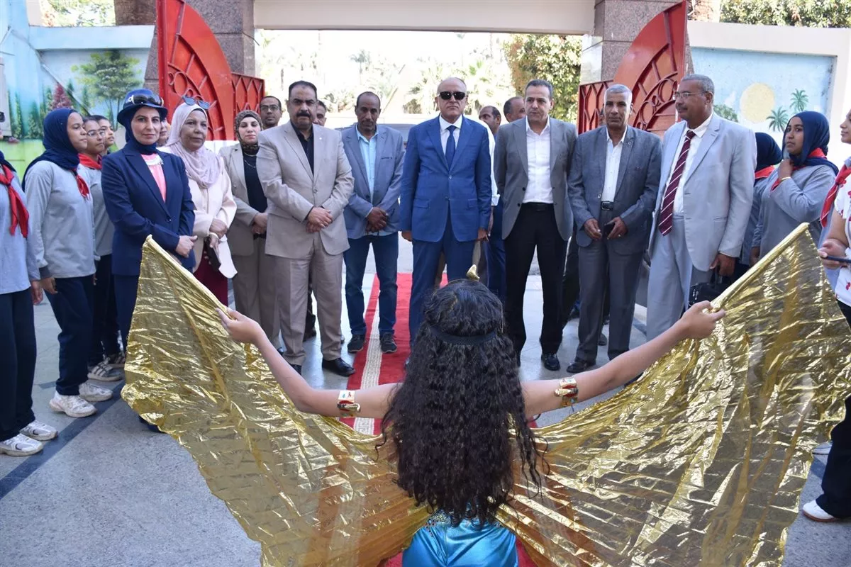 جولة محافظ الأقصر بالمعرض
