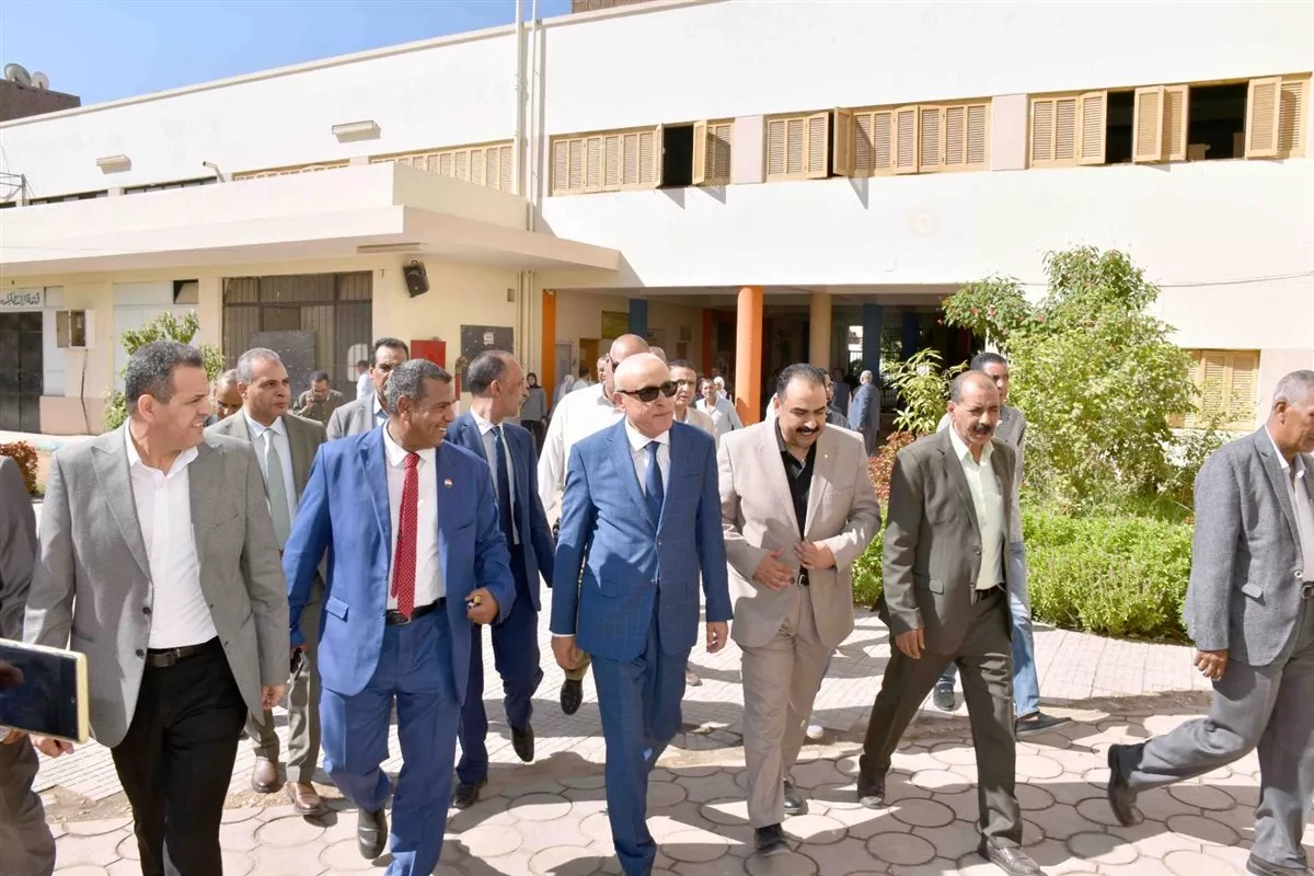 جولة محافظ الأقصر بالمعرض