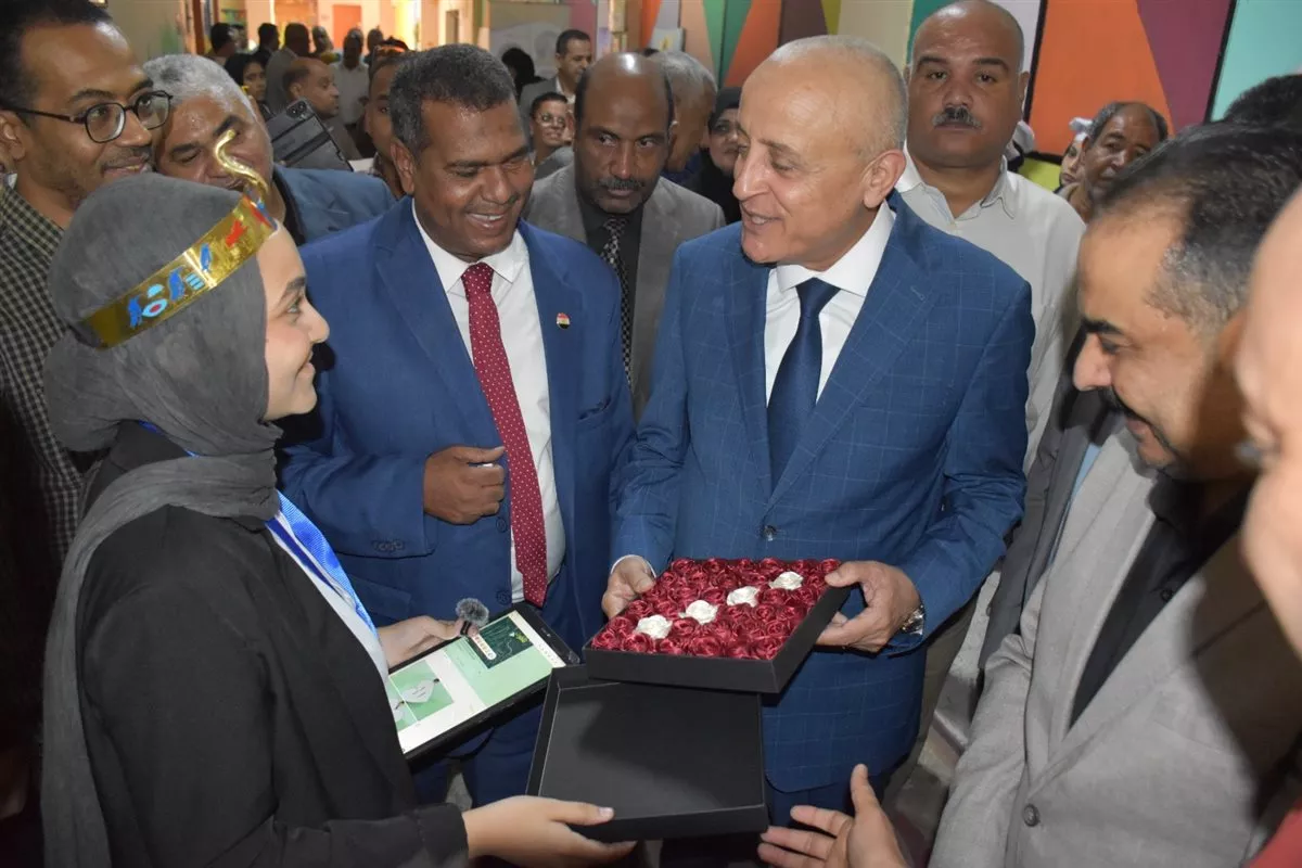 جولة محافظ الأقصر بالمعرض
