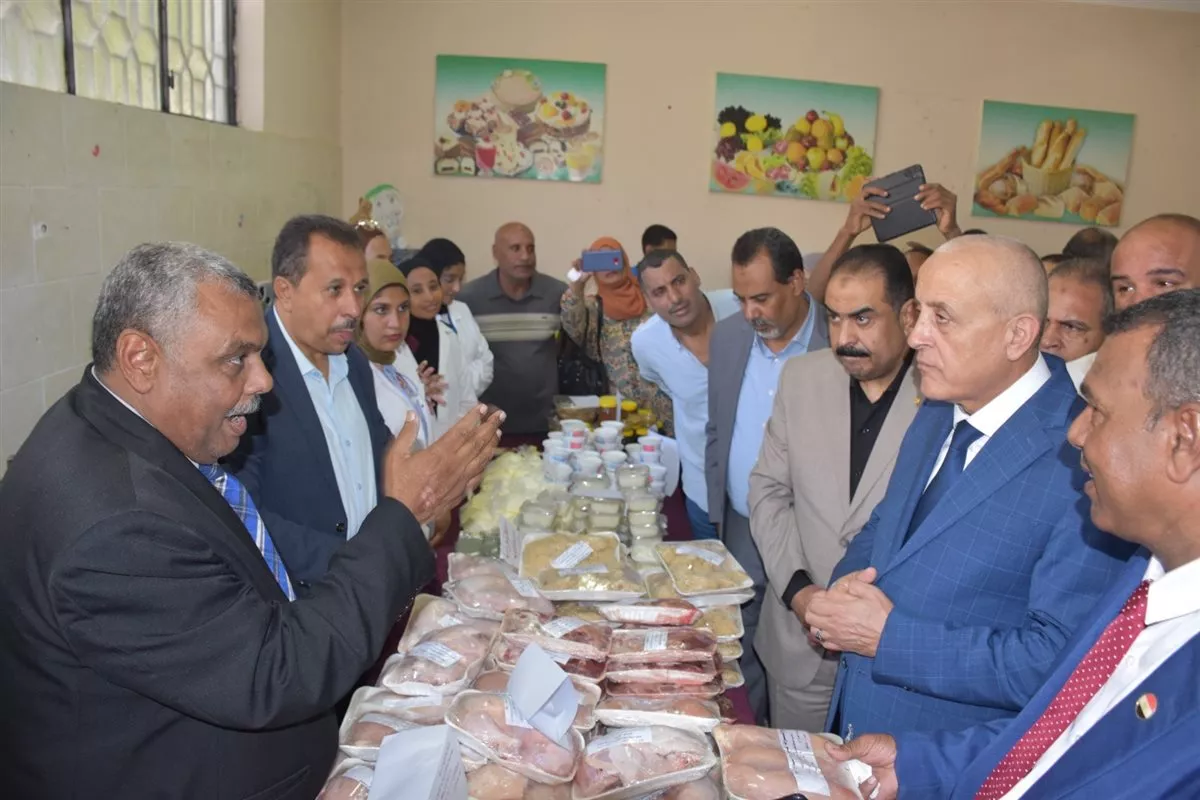 جولة محافظ الأقصر بالمعرض
