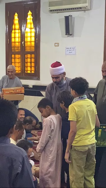 شيخ مسجد الوحشي بالأقصر يوزع الارز بلبن والتفاح الاصفر