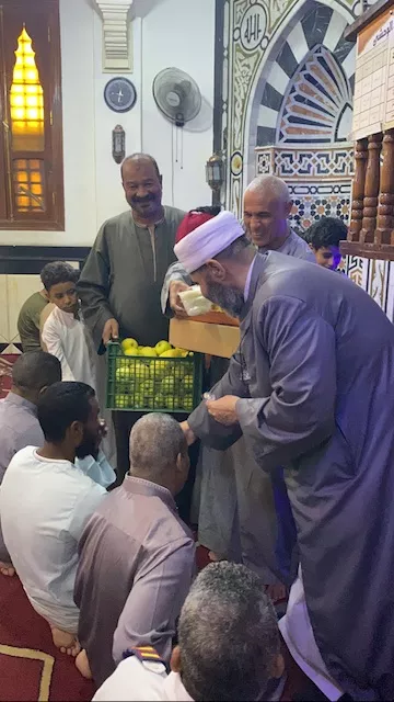 شيخ مسجد الوحشي بالأقصر يوزع الارز بلبن والتفاح الاصفر