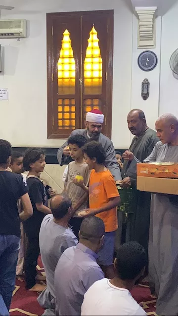 شيخ مسجد الوحشي بالأقصر يوزع الارز بلبن والتفاح الاصفر