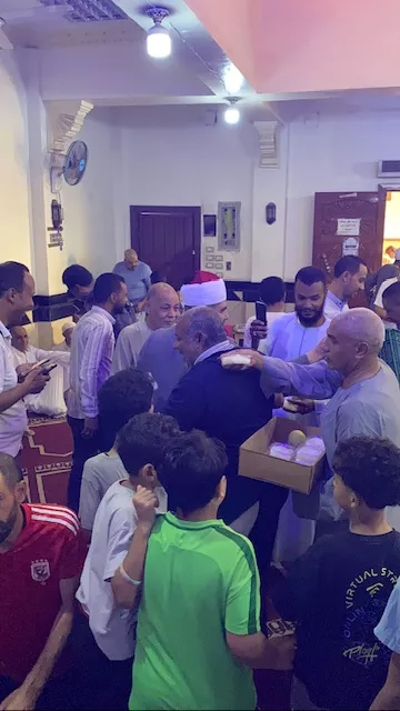 شيخ مسجد الوحشي بالأقصر يوزع الارز بلبن والتفاح الاصفر
