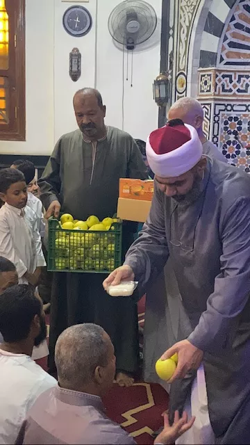 شيخ مسجد الوحشي بالأقصر يوزع الارز بلبن والتفاح الاصفر