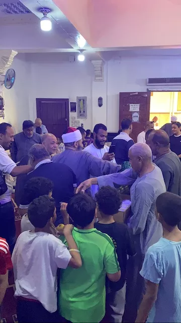 شيخ مسجد الوحشي بالأقصر يوزع الارز بلبن والتفاح الاصفر