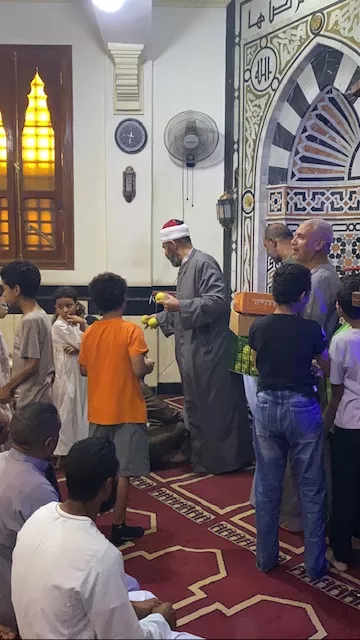 شيخ مسجد الوحشي بالأقصر يوزع الارز بلبن والتفاح الاصفر