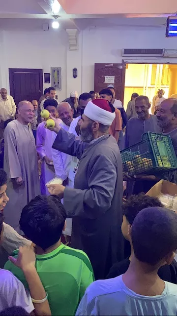 شيخ مسجد الوحشي بالأقصر يوزع الارز بلبن والتفاح الاصفر