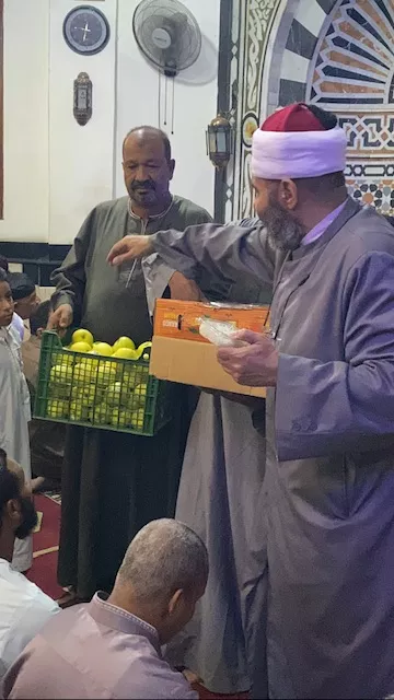شيخ مسجد الوحشي بالأقصر يوزع الارز بلبن والتفاح الاصفر