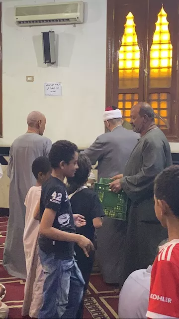 شيخ مسجد الوحشي بالأقصر يوزع الارز بلبن والتفاح الاصفر