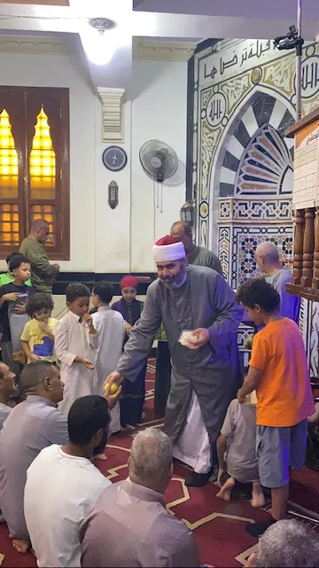 شيخ مسجد الوحشي بالأقصر يوزع الارز بلبن والتفاح الاصفر