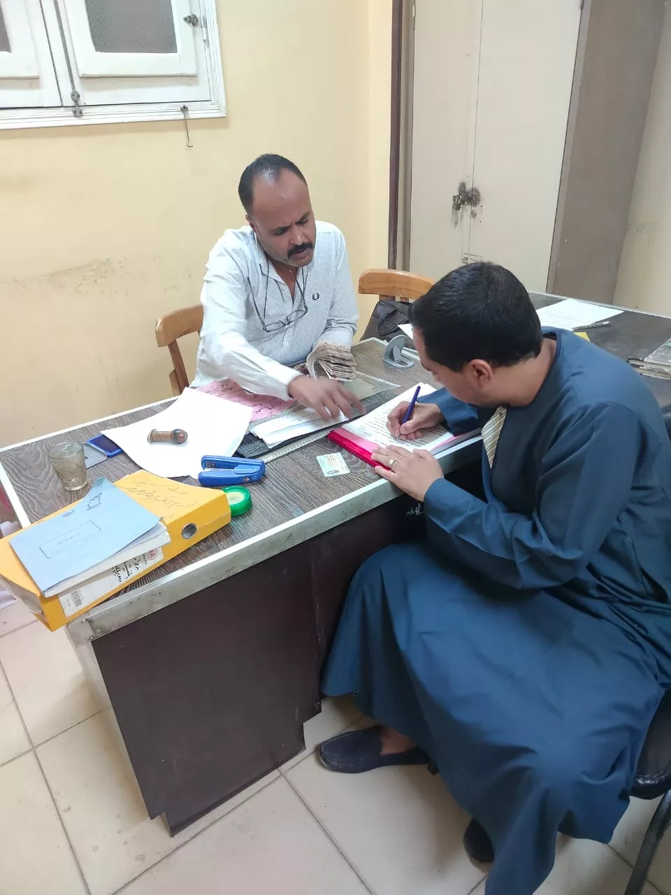 مديرية العمل بالأقصر تنهي نزاعًا عماليًا وتصرف 20 ألف جنيه مستحقات لعامل