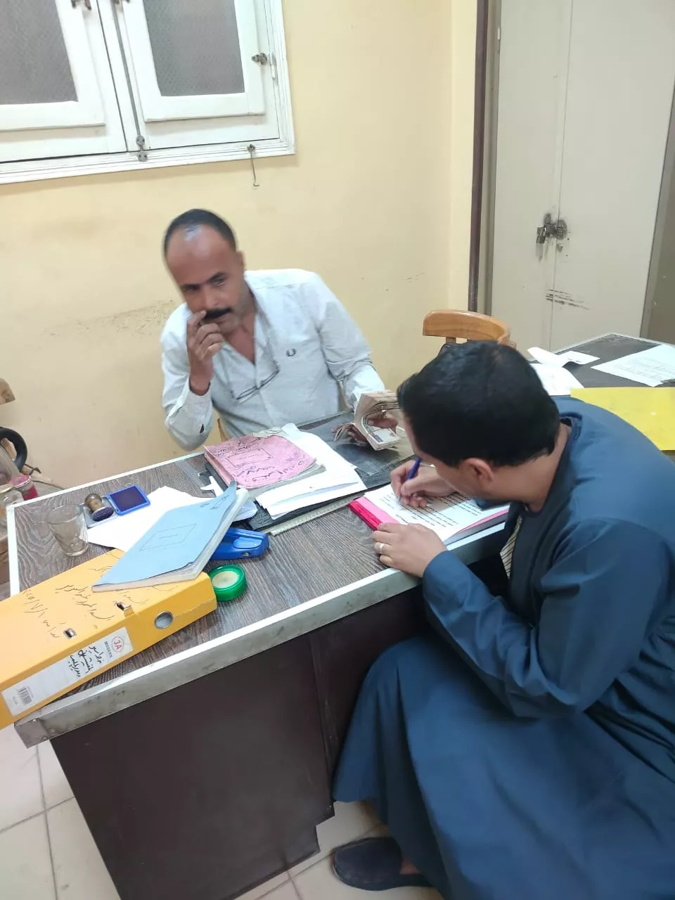 مديرية العمل بالأقصر تنهي نزاعًا عماليًا وتصرف 20 ألف جنيه مستحقات لعامل
