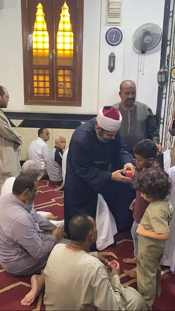إمام مسجد الوحشي بالأقصر يوزع التفاح الأحمر على المصلين ويمازح زملكاويا عقب الجمعة