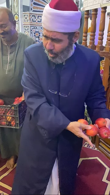 إمام مسجد الوحشي بالأقصر يوزع التفاح الأحمر على المصلين ويمازح زملكاويا عقب الجمعة