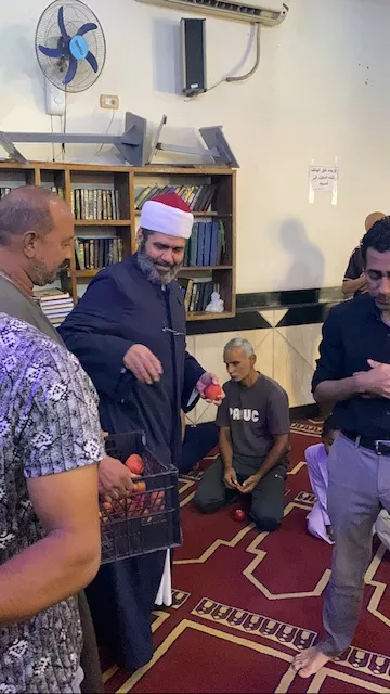 إمام مسجد الوحشي بالأقصر يوزع التفاح الأحمر على المصلين ويمازح زملكاويا عقب الجمعة