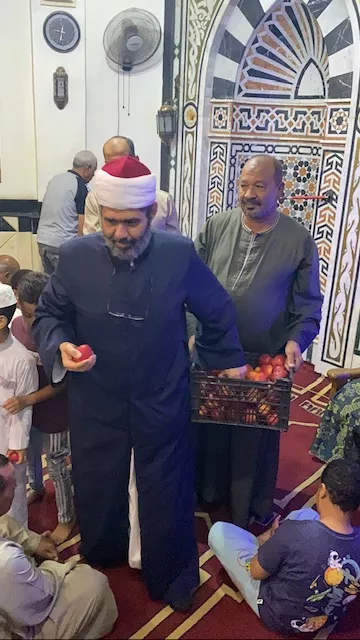 إمام مسجد الوحشي بالأقصر يوزع التفاح الأحمر على المصلين ويمازح زملكاويا عقب الجمعة