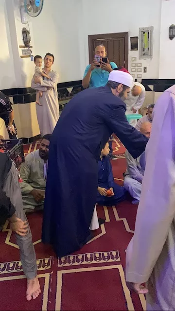 إمام مسجد الوحشي بالأقصر يوزع التفاح الأحمر على المصلين ويمازح زملكاويا عقب الجمعة