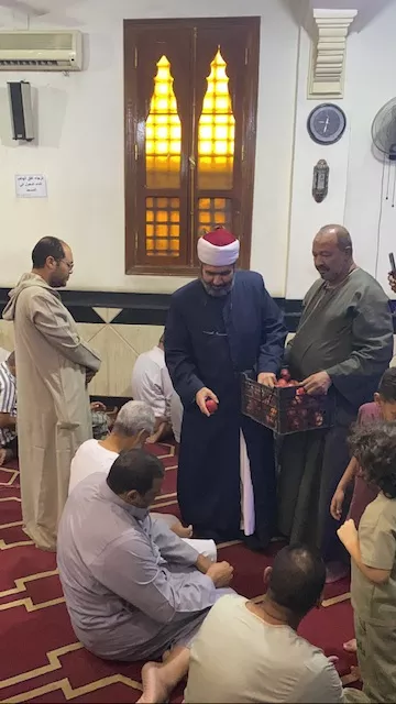 إمام مسجد الوحشي بالأقصر يوزع التفاح الأحمر على المصلين ويمازح زملكاويا عقب الجمعة