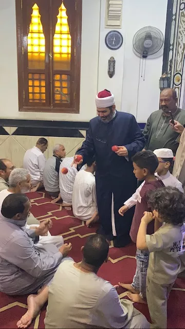 إمام مسجد الوحشي بالأقصر يوزع التفاح الأحمر على المصلين ويمازح زملكاويا عقب الجمعة