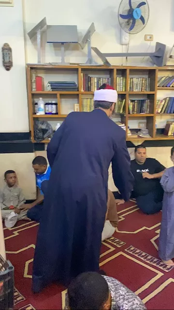 إمام مسجد الوحشي بالأقصر يوزع التفاح الأحمر على المصلين ويمازح زملكاويا عقب الجمعة