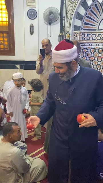 إمام مسجد الوحشي بالأقصر يوزع التفاح الأحمر على المصلين ويمازح زملكاويا عقب الجمعة