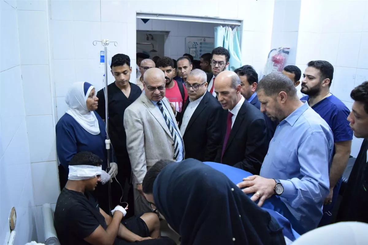 strongرئيس جامعة بني سويف يزور الطلاب المصابين بالحادث /strong